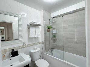 Sèche-cheveux, serviettes fournies, savon, papier toilette