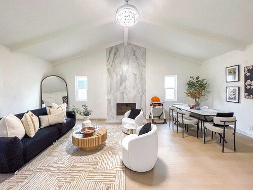 Spacious Getaway Between LA And OC 4 Bedrooms & Free Parking