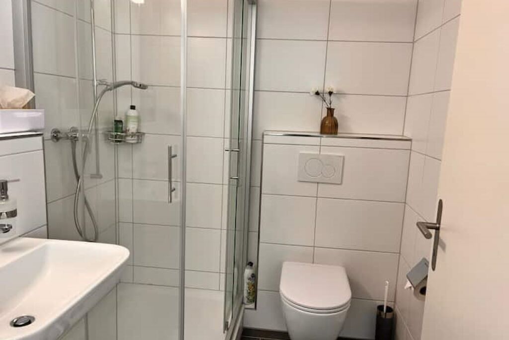 Een douche, handdoeken, zeep, shampoo