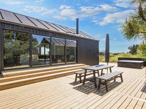 Casa clásica, 5 habitaciones | Vista desde la propiedad