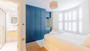 2 bedrooms, desk, iron/ironing board, WiFi - Contemporary 2BD Cottage-Style Flat, Hackney (Greater London)