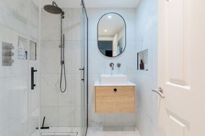 Shower - Contemporary 2BD Cottage-Style Flat, Hackney (Greater London)