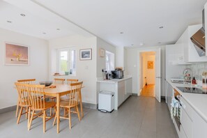 Dining - Contemporary 2BD Cottage-Style Flat, Hackney (Greater London)