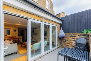 Outdoor dining - Contemporary 2BD Cottage-Style Flat, Hackney (Greater London)