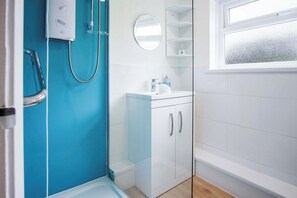 Shower, towels - Bayview 61 - 2 Bedroom - Bayview Oxwich (Swansea)