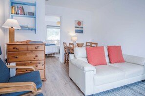 Chalet Standard | Coin séjour | Télévision à écran plat de 32 pouces avec chaînes par câble