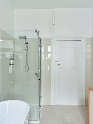 Shower, hair dryer, towels - Sunny, spacious three bedroom apartment with views (Battery Point)