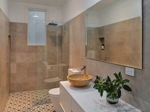 Hair dryer, towels - Cosy, central apartment with large sunny deck (Battery Point)