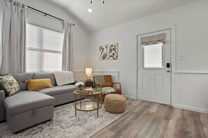 Een smart-tv, een tafeltennistafel, een muziekbibliotheek en een stereo