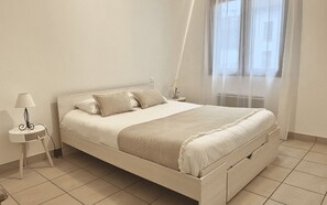 1 slaapkamer, een strijkplank/strijkijzer, internet, beddengoed