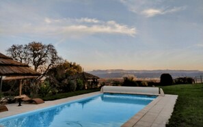 Une piscine offrant une vue dégagée sur les montagnes en arrière-plan.