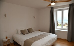 1 soverom, strykejern/-brett, internettilgang og sengetøy