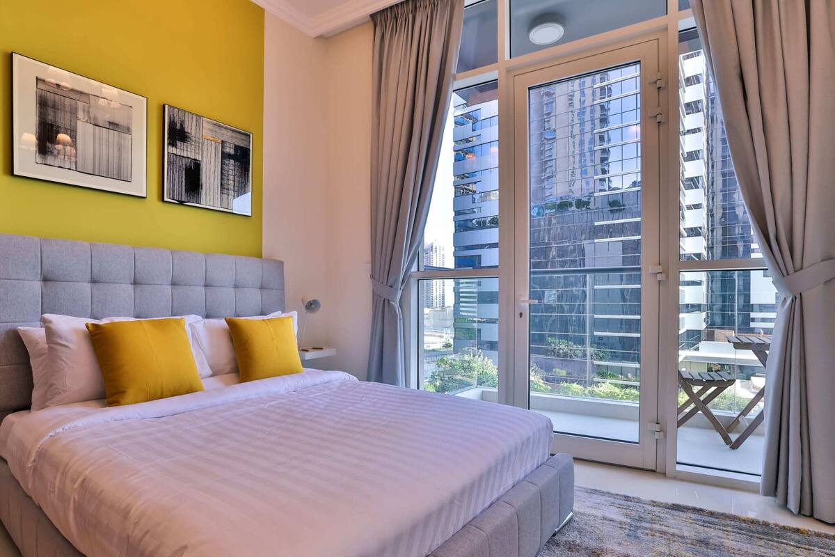 25 quartos, ferros/tábuas de passar roupa, roupa de cama