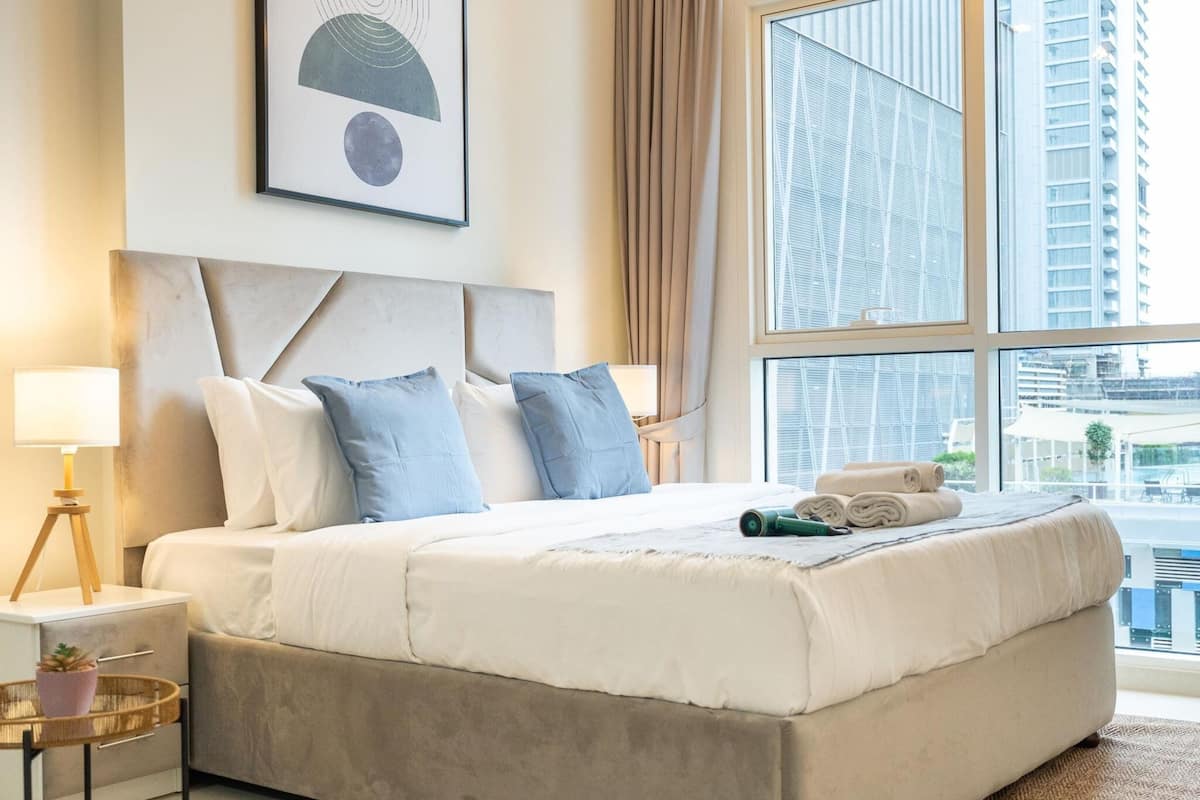25 quartos, ferros/tábuas de passar roupa, roupa de cama