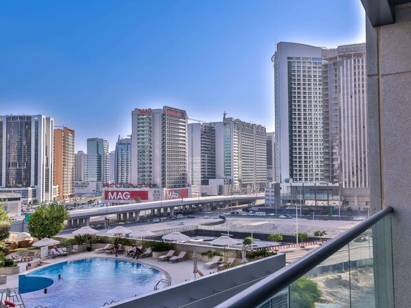 Pool - Luxe Apartments Near Dubai Mall, Burj Khalifa - Pool, Gym, & Parking (Dubai)