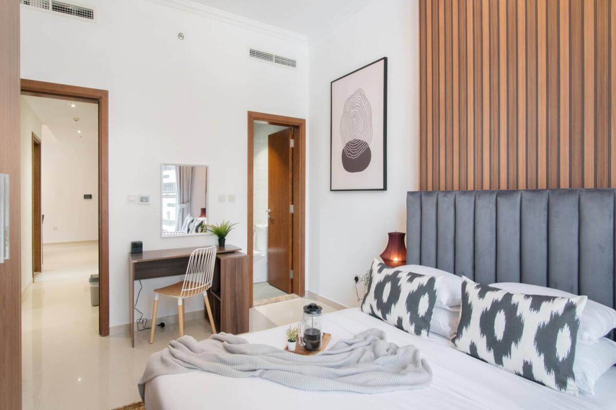 2 habitaciones, tabla de planchar con plancha y ropa de cama