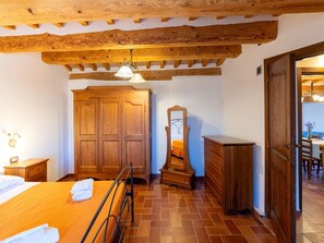 Classic House, 4 Bedrooms | 14 bedrooms, individually furnished, bed sheets - Apartment in a Farmhouse With 2 Swimming Pools (Cagli)