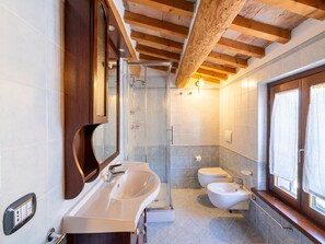 Classic House, 4 Bedrooms | Bathroom | Shower - Apartment in a Farmhouse With 2 Swimming Pools (Cagli)