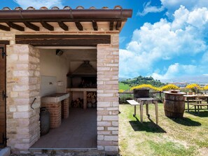 Outdoor dining - Apartment in a Farmhouse With 2 Swimming Pools (Cagli)