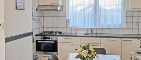 Frigorífic, microones, rentaplats i cafetera i tetera