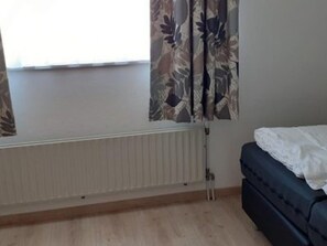 6 bedrooms, individually furnished - Cosy Bungalow Near the Beach (Breskens)