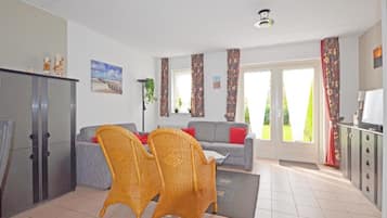 Classic House, 3 Bedrooms | Living room | Fireplace