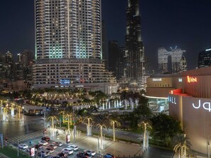 Balcony - Luxurious & Stylish Apartments Across Dubai Mall - Burj Khalifa - City Views (Dubai)