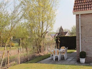 Classic House, 3 Bedrooms | Balcony - Appealing Bungalow With Garden (Breskens)