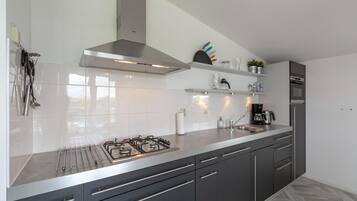 Klassiek appartement, 2 slaapkamers | Privékeuken | Een koelkast, een magnetron, een vaatwasser