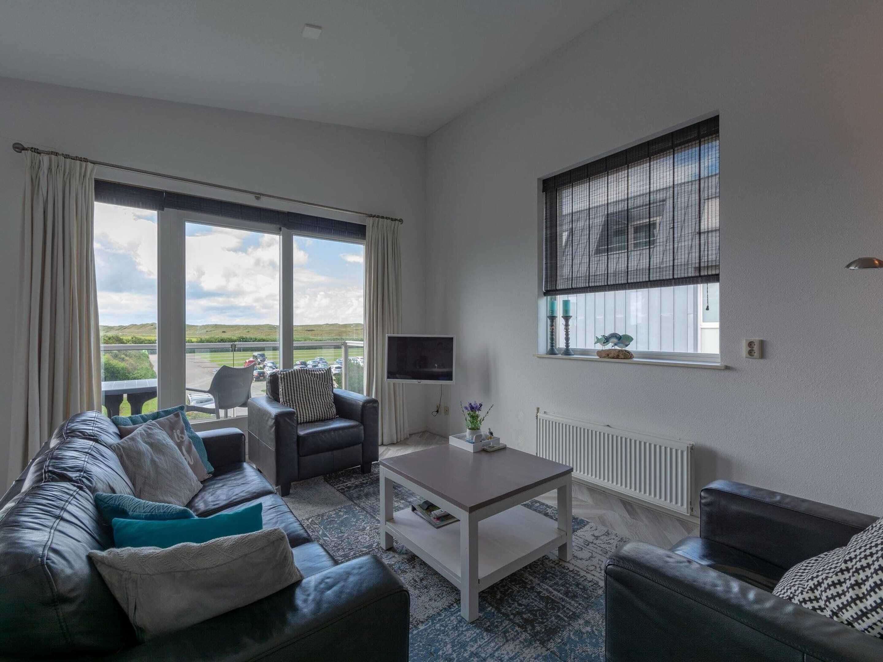 Classic Apartment, 2 Bedrooms | Living room