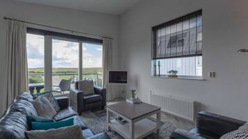 Classic Apartment, 2 Bedrooms | Living room