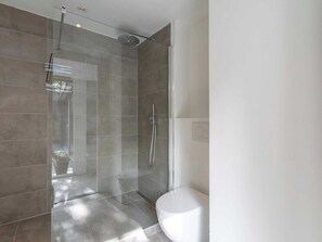 Comfort bungalow, 2 slaapkamers | Badkamer | Een douche, een haardroger