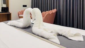 Een hotelkamer met een bed, een spiegel, een bureau en een stoel.
