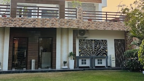 Een moderne meerlaagse villa met een opvallend 'RK Villa' bord.