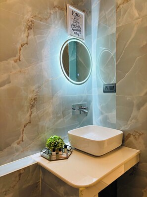 Superior Room | Bilik Mandi | Pancuran mandi, kelengkapan dandanan diri percuma, tuala disediakan 