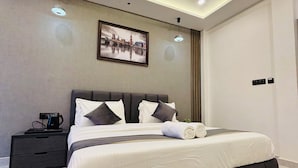 Een moderne slaapkamer met een groot bed, een plafondventilator, inbouwverlichting, een nachtkastje en een raamdecoratie met een stadsgezicht.