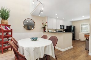 Dining - Seaside Splash - Pool View with A/C! near Beach (Solana Beach)