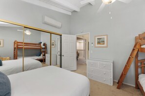 2 bedrooms, free WiFi, bed sheets - Seaside Splash - Pool View with A/C! near Beach (Solana Beach)