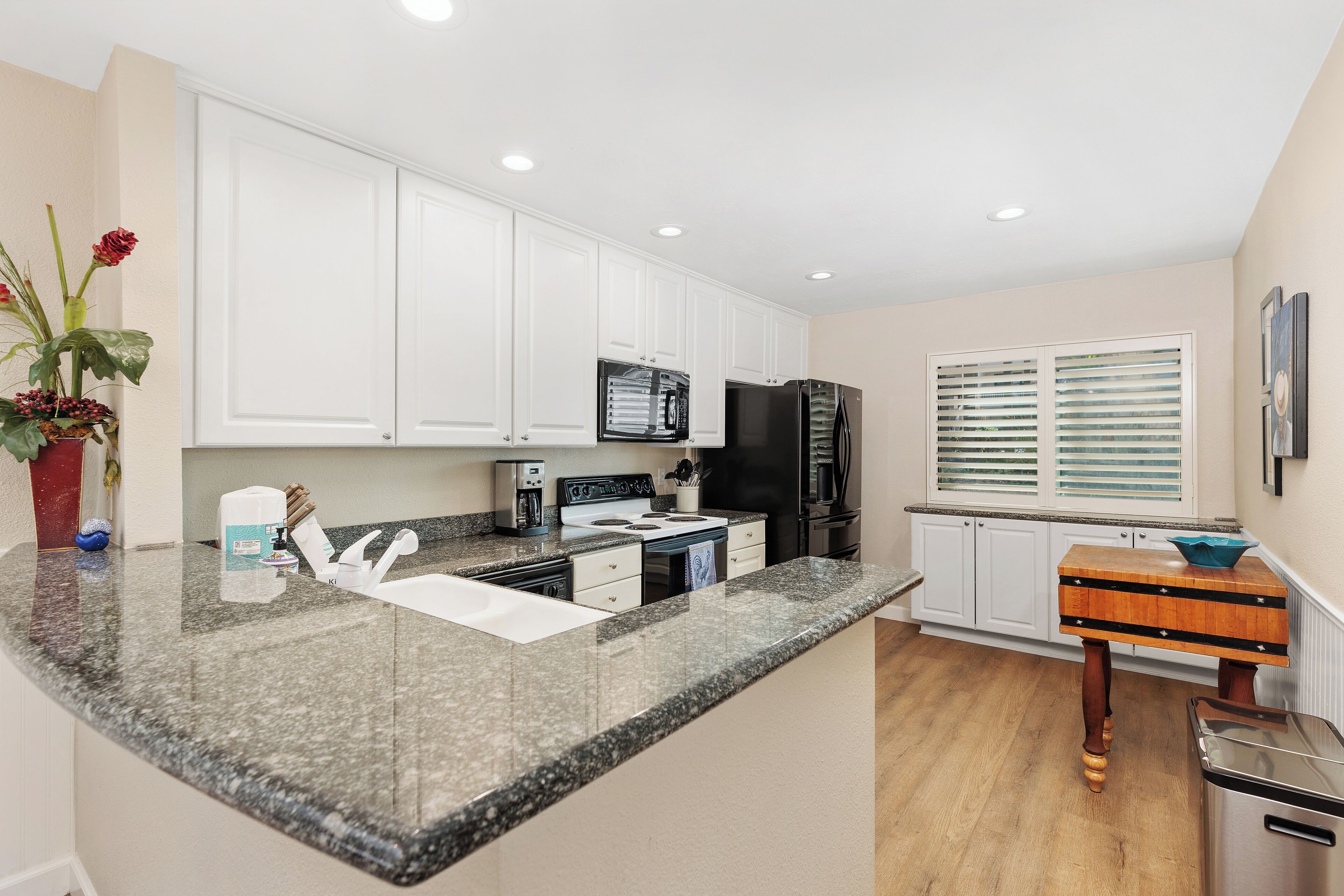 Coffee/tea maker, fridge, microwave, oven