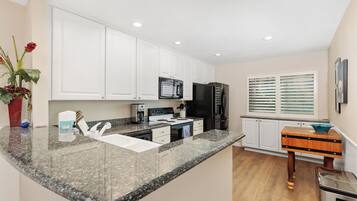 Coffee/tea maker, fridge, microwave, oven