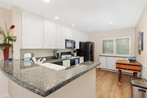 Kylskåp, mikrovågsugn, ugn och spishäll