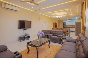 ラグジュアリー アパートメント シティビュー | リビング エリア