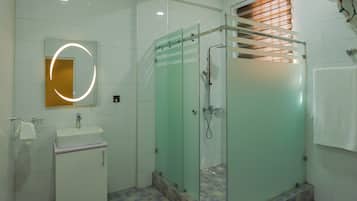 Luxury Apartment, City View | Bathroom | Towels, soap, shampoo, toilet paper