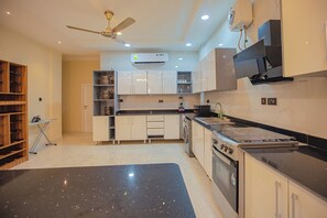 Luxury Penthouse, City View | Private kitchen | Fridge, microwave, oven, cookware/dishes/utensils - Kingstel Apartments East Legon Accra (Accra)