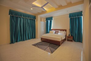 Luxury Penthouse, City View | Desk, laptop workspace, iron/ironing board, free WiFi - Kingstel Apartments East Legon Accra (Accra)