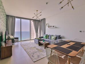 Living room - Luxurious Apartments Dubai Marina Views - Pool & Gym by Sojo Stay (Dubai)