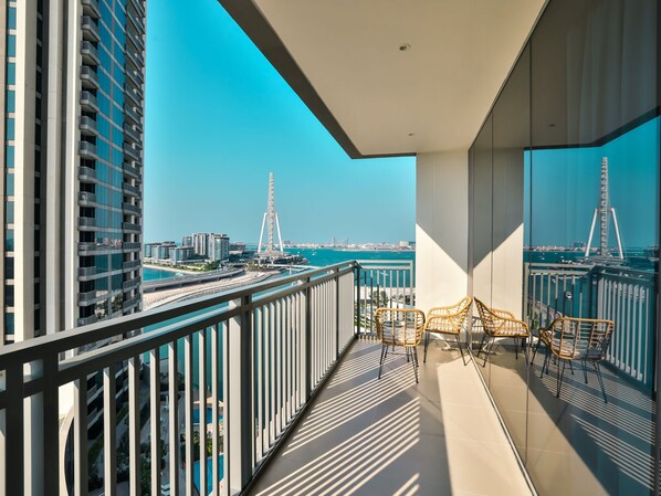 Balcony - Luxurious Apartments Dubai Marina Views - Pool & Gym by Sojo Stay (Dubai)