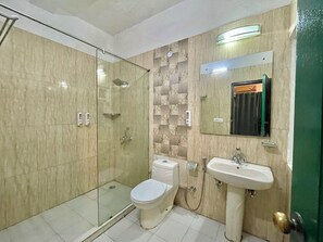 Habitación cuádruple superior | Baño | Ducha, artículos de higiene personal gratuitos, toallas y jabón