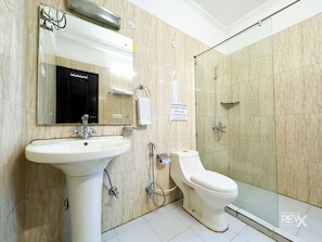 Deluxe Double Room | Bathroom | Shower, free toiletries, towels, soap