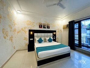 Deluxe Double Room | Free WiFi, bed sheets - The Wraveler Tapovan Rooms and Dorms (Rishikesh)